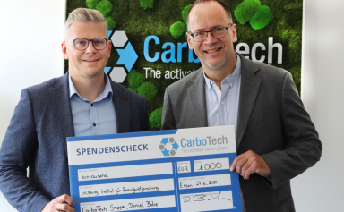 CarboTech Geschäftsführer Daniel Böke hält mit Steffen Schneider einen Spendencheck fest