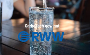 Glas Wasser mit dem Verweis, dass CarboTech die RWW Auschreibung gewonnen hat